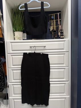 House of Harlow 1960 Black Pencil Skirt - Sleek Midi Silhouette SZ Medium